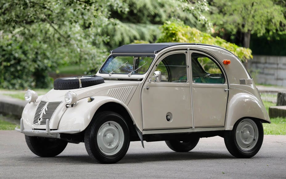 A Double Starter – 1964 Citroën 2CV Sahara 4×4 to be auctioned by Gooding & Company at their Pebble Beach 2019 sale on 16th and 17th August 2019 with no reserve, estimate: £74,000 to £99,000 ($90,000 to $120,000, €80,000 to €107,000 or درهم331,000 to درهم441,000) – Rare 1964 Citroën 2CV Sahara 4×4 complete with two starters to be auctioned; it was originally designed to be a “low priced car” but is now anything but.