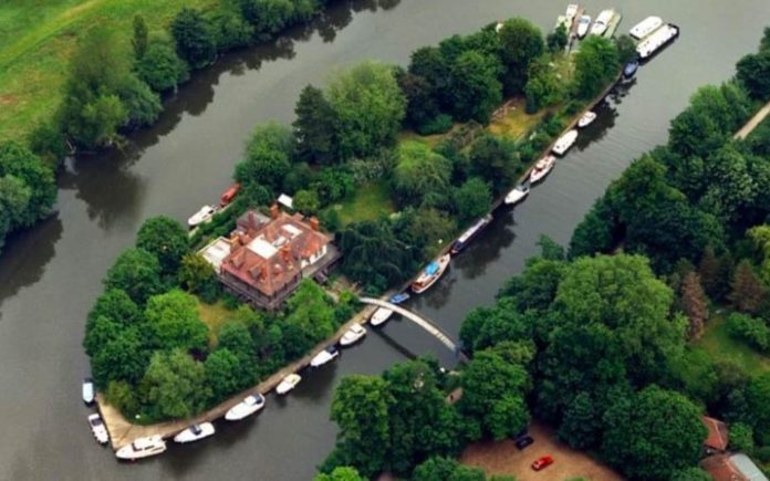Come To My Island – £3.2 million ($4.1 million, €3.6 million or درهم15million) for Eyot House, D’Olyly Carte Island, Weybridge, Surrey, KT13 8LX – Private island on Thames that was owned by the first owner of The Savoy Hotel for sale for £800k less than it was sold for in 2013 through Chase Apartments.