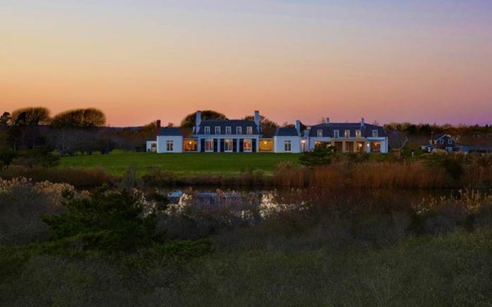 Pricey on the Pond – Fordune, 90 Jule Pond Drive, Southampton, NY 11968, United States of America – Listed for sale for £136 million ($175 million, €147 million or درهم643 million) in 2017 with Bespoke Real Estate – Owned by financier Brenda Earl.