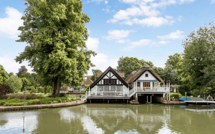 Forget flooding – The Boat House, High Street, Goring, Reading, Oxfordshire, RG8 9AB – £3.75 million or $4.9 million or €4.42 million
