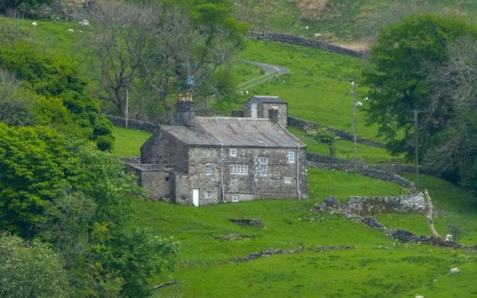 A Refuge for the Reds – High Houses, Snaizeholme, Hawes and High Abbotside, Richmondshire, North Yorkshire, DL8 3NB, United Kingdom – For sale for £325,000 ($421,000, €375,000 or درهم1.5 million) through J. R. Hooper & Co.