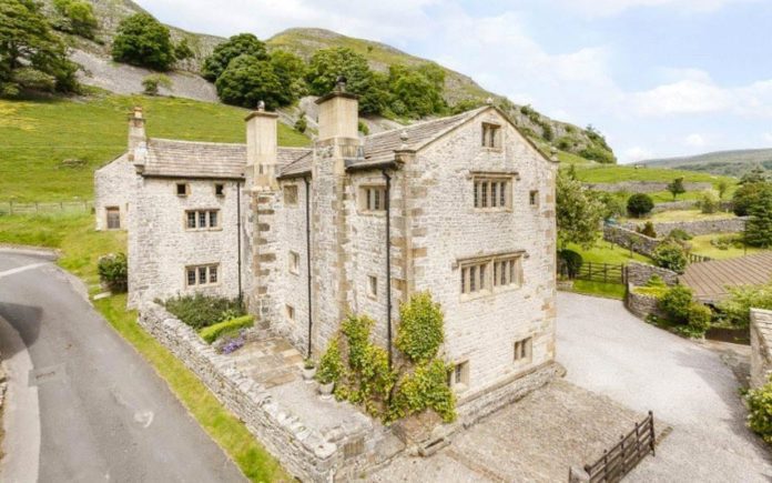 Religious Pigeons – Kilnsey Old Hall, Kilnsey, North Yorkshire, BD23 5PS – £925,000 ($1.14 million or €1.03 million) – Carter Jonas and Harrison Boothman