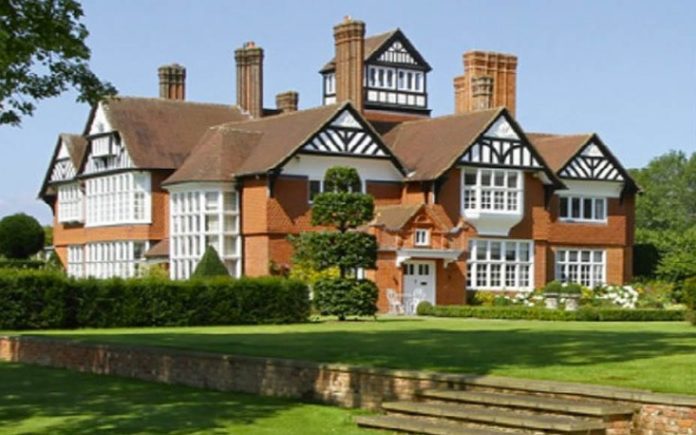 Pricey Pickhurst – Pickhurst, Pickhurst Road, Chiddingfold, Godalming, Surrey, GU8 4TG, United Kingdom – For sale for 28 million ($35.6 million, €31.9 million or درهم130.7 million) through Savills.