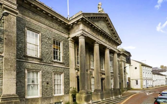 The Old Court House, Castle Ditch, Caernarfon, Gwynedd, Wales, LL55 2AY – £525,000 ($657,000, €620,000 or درهم2.4 million) – Reduced from £650,000 ($814,000, €768,000 or درهم3 million) through Beresford Adams
