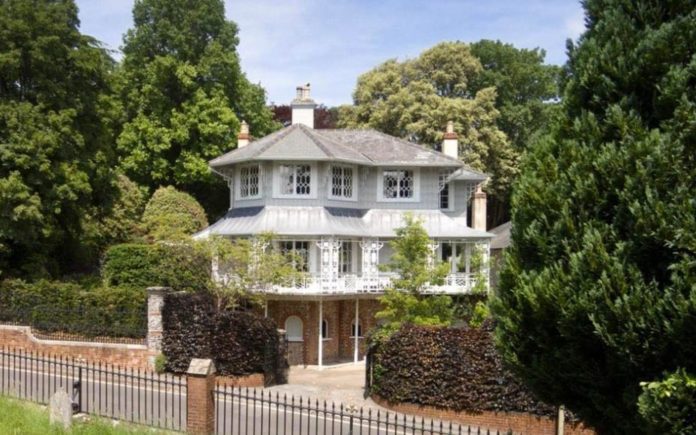 Taming the Dragon – The Pagoda House, 16 Staint James’ Lane, Winchester, S022 4NX – Savills – For sale – £4.5 million ($5.6 million, €5.2 million or درهم‎‎20.6 million)