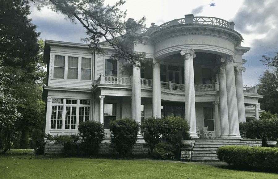 A Mini White House in Mississippi – £299,000 ($378,000, €335,000 or درهم544,000) for Mississippi mini mansion The Robert L. Covington House, 240 South Extension Street, Hazlehurst, Copiah County, Mississippi, MS 39083, United States of America through agents McIntosh & Associates LLC, Realtors – Colonial Revival ‘Mini White House’ on an 8-acre plot in Mississippi for sale for just £299,000 or £56 per square foot; the mini mansion is listed on the National Register of Historic Places