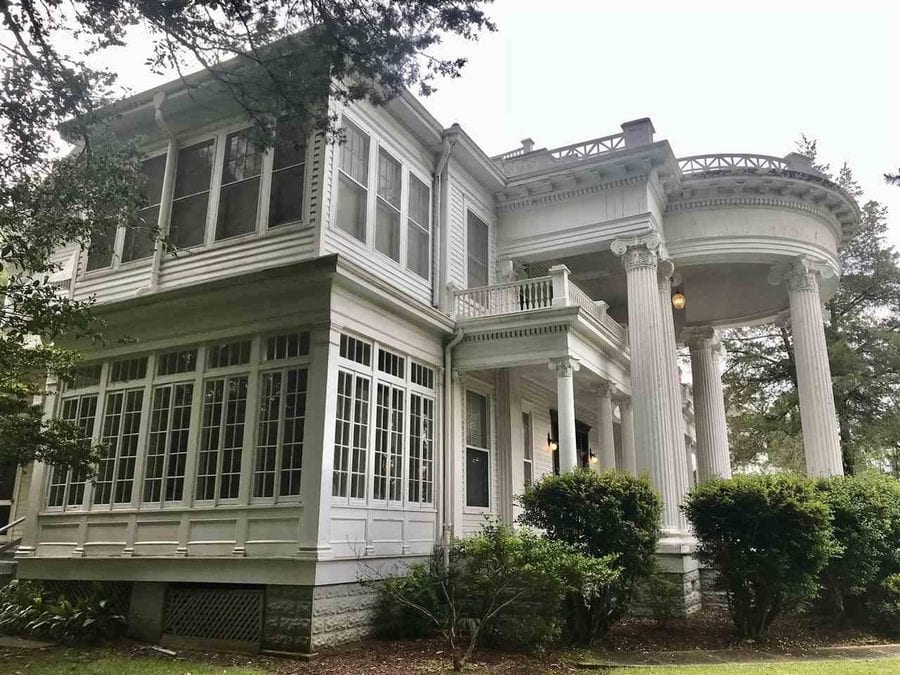 A Mini White House in Mississippi – £299,000 ($378,000, €335,000 or درهم544,000) for Mississippi mini mansion The Robert L. Covington House, 240 South Extension Street, Hazlehurst, Copiah County, Mississippi, MS 39083, United States of America through agents McIntosh & Associates LLC, Realtors – Colonial Revival ‘Mini White House’ on an 8-acre plot in Mississippi for sale for just £299,000 or £56 per square foot; the mini mansion is listed on the National Register of Historic Places