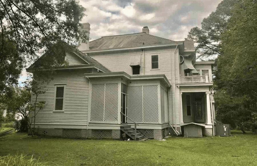 A Mini White House in Mississippi – £299,000 ($378,000, €335,000 or درهم544,000) for Mississippi mini mansion The Robert L. Covington House, 240 South Extension Street, Hazlehurst, Copiah County, Mississippi, MS 39083, United States of America through agents McIntosh & Associates LLC, Realtors – Colonial Revival ‘Mini White House’ on an 8-acre plot in Mississippi for sale for just £299,000 or £56 per square foot; the mini mansion is listed on the National Register of Historic Places