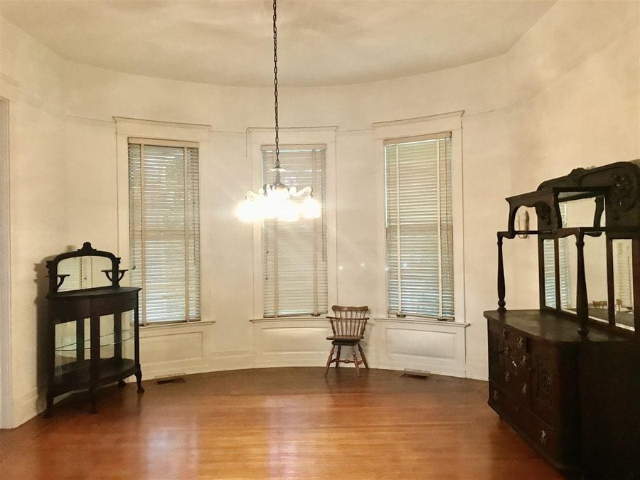 A Mini White House in Mississippi – £299,000 ($378,000, €335,000 or درهم544,000) for Mississippi mini mansion The Robert L. Covington House, 240 South Extension Street, Hazlehurst, Copiah County, Mississippi, MS 39083, United States of America through agents McIntosh & Associates LLC, Realtors – Colonial Revival ‘Mini White House’ on an 8-acre plot in Mississippi for sale for just £299,000 or £56 per square foot; the mini mansion is listed on the National Register of Historic Places