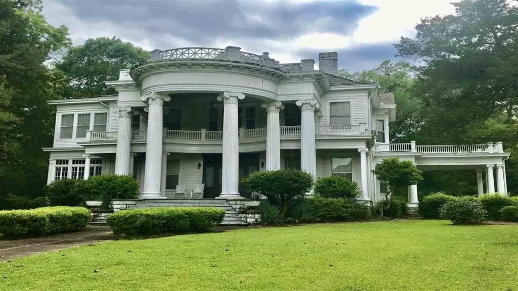 A Mini White House in Mississippi – £299,000 ($378,000, €335,000 or درهم544,000) for Mississippi mini mansion The Robert L. Covington House, 240 South Extension Street, Hazlehurst, Copiah County, Mississippi, MS 39083, United States of America through agents McIntosh & Associates LLC, Realtors – Colonial Revival ‘Mini White House’ on an 8-acre plot in Mississippi for sale for just £299,000 or £56 per square foot; the mini mansion is listed on the National Register of Historic Places