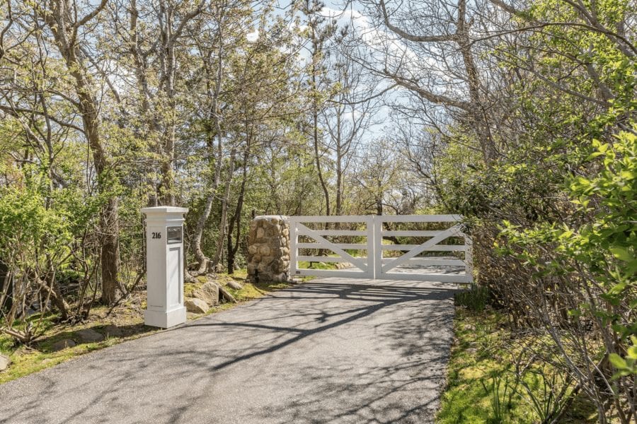 A Highway Ponzi House – 216 Old Montauk Highway, Montauk, The Hamptons, New York State, NY 11954, United States of America – Montauk beach house built for Ponzi schemer Bernie Madoff resurfaces for sale for double what U.S. Marshalls got for it in 2009 – Offered for sale by Out East for £14.1 million ($17.9 million, €15.3 million or درهم65.7 million). Owned currently by Broadway producer Daryl Roff and real estate billionaire Steven Roth.