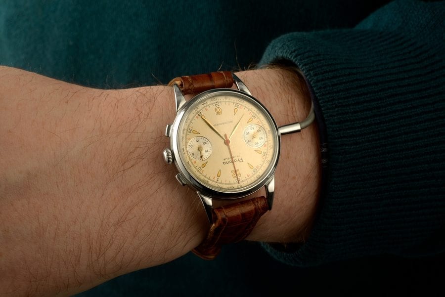 Spying a Watch – 1950s Cold War espionage watch to be auctioned – 1950s Cold War espionage device disguised as a watch to be auctioned for a surprisingly low sum; someone could end up spying a bargain and something akin to what Jack Ruby even once owned. Fellows auctioneers have set an estimate of £140 to £200 ($187 to $267, €157 to €224 or درهم687 to درهم982) and will sell it online on 8th December 2020.