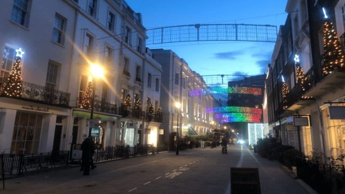 Bad Luck in Belgravia 2021? Why has the Duke of Westminster still got Christmas decorations up in Motcomb Street, Belgravia, SW1 in late January 2021? Bad luck or spirit lifting?