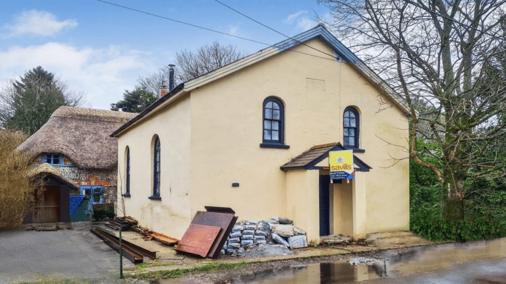 A Cut Cost Chapel – Chapel in Vernham Dean, Hampshire for just £75k – Detached partly converted Victorian chapel in quaint Hampshire village goes to auction for 25% less than it sold for in 2018 – The Primitive Methodist Chapel (Chapel House), Back Lane, Vernham Dean (Vernhams Dean), Andover, Test Valley District, Hampshire, SP11 0LE, United Kingdom – For sale at auction with Savills on Tuesday 2nd March 2021 with a guide price of £75,000 ($104,000, €87,000 or درهم384,000).