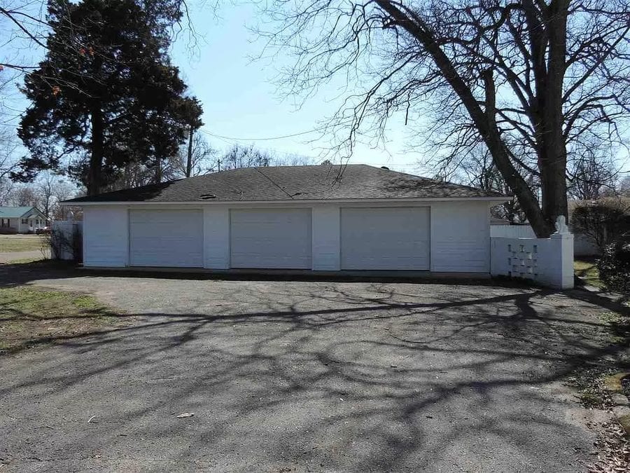 Gone with the Wind (on a Bargain Basement Budget) – 221 Poplar Street, Ridgely, Lake County, Tennessee, TN 38080, United States of America – ‘Antebellum style’ residence in Tennessee that looks like a ‘bargain basement budget’ ‘Gone with the Wind’ house for sale for just £128,000 ($179,900, €150,100 or درهم660,700) or the equivalent of £36 per square foot ($50, €42 or درهم184 per square foot) by agents Carousel Realty of Dyer County.