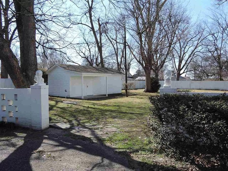 Gone with the Wind (on a Bargain Basement Budget) – 221 Poplar Street, Ridgely, Lake County, Tennessee, TN 38080, United States of America – ‘Antebellum style’ residence in Tennessee that looks like a ‘bargain basement budget’ ‘Gone with the Wind’ house for sale for just £128,000 ($179,900, €150,100 or درهم660,700) or the equivalent of £36 per square foot ($50, €42 or درهم184 per square foot) by agents Carousel Realty of Dyer County.