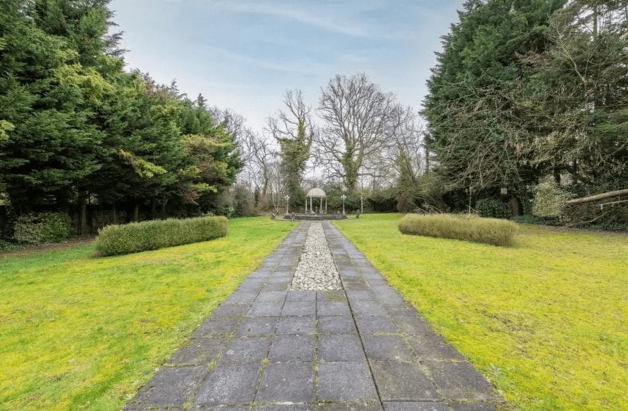 Flattening a Fountain – £12 million for mansion The Fountains, 39 The Bishops Avenue, Hampstead Garden Suburb, London, N2 0BA, United Kingdom ($16.6 million, €13.9 million or درهم61 million) with planning permission to demolish and replace through Knight Frank – Boxy “Town Hall classical style” mansion ‘The Fountains’ on infamous The Bishops Avenue, N2 for sale for £3 million less than it listed for in 2012; this time it is destined for flattening.