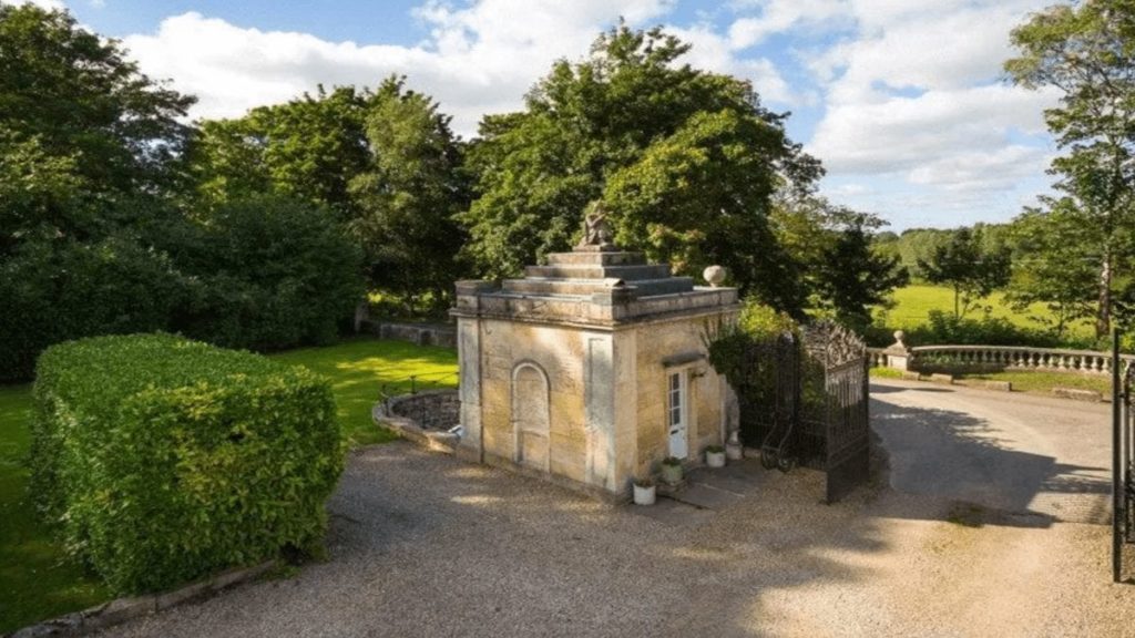 A £250,000 Tardis – Sunset Lodge, Grimston Park, Grimston, Tadcaster, North Yorkshire, LS24 9DB, United Kingdom for sale through Carter Jonas – Tardis-like Grade II listed lodge house currently for sale could be Britain’s smallest detached house; it measures 10-foot by 8-foot and today also we feature some other examples of the nation’s smallest character packed homes.