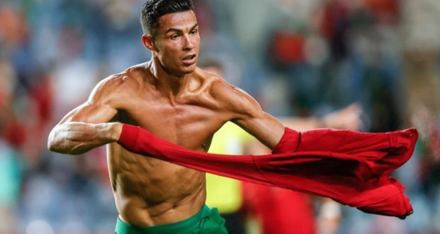 Cristiano Ronaldo shirtless