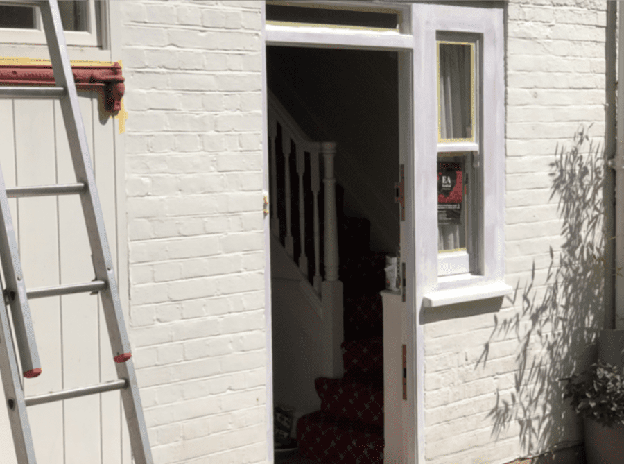 In July 2021, ‘The Steeple Times’ shared an image of an open door at 44 Kinnerton Street when the house was undergoing external repainting. The bannister pictured clearly is exactly the same one featured in the March 2001 image of Prince Andrew, Virginia Roberts and Ghislaine Maxwell on the first-floor landing of the property.